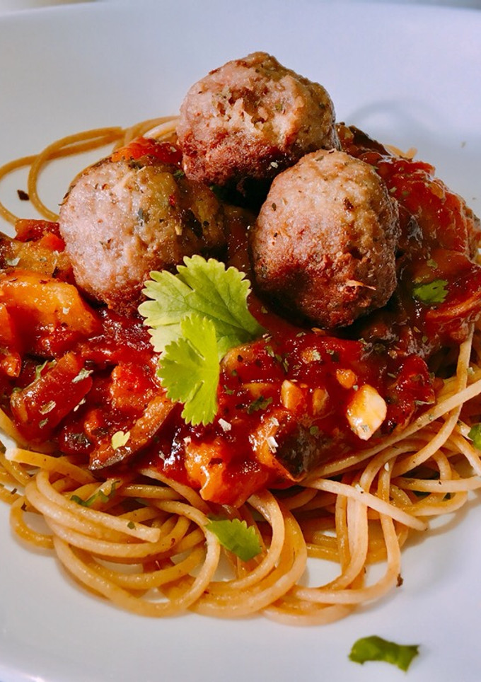 Una foto de Espaguetis napolitana con albóndigas (la dama y el vagabundo)