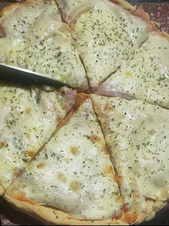 Una foto de Pizza casera con jamón y muzzarella