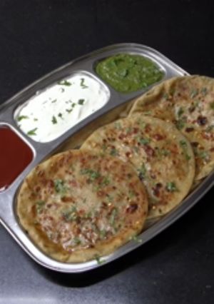 આલૂ પરાઠા (Aloo Paratha Recipe In Gujarati) રેસીપી મુખ્ય ફોટો