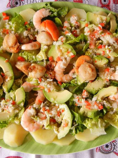 Una foto de Ensalada de langostinos, aguacate y vieiras