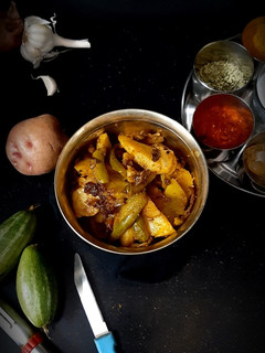 मसालेदार आलू परवल की सूखी सब्जी (masaledar aloo parwal ki sukhi sabzi recipe in Hindi) रेसिपी मुख्य फोटो