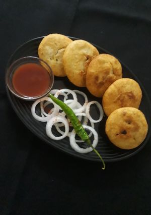 प्याज की कचौड़ी (Pyaz ki kachodi recipe in Hindi) रेसिपी मुख्य फोटो