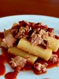 Rigatoni tonno, pomodori secchi e peperoncino su ristretto di pomodoro