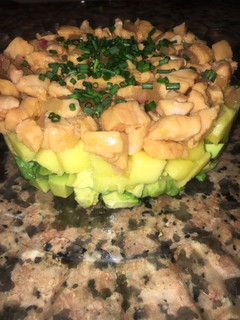 Una foto de Tartar de salmón, aguacate y mango