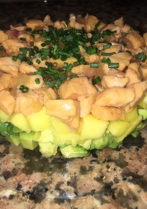 Una foto de Tartar de salmón, aguacate y mango