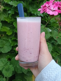 Una foto de Leche de maní y frutilla