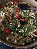 Fusilli con ciliegine e funghi