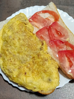 Una foto de Tortilla francesa de atún en bocadillo