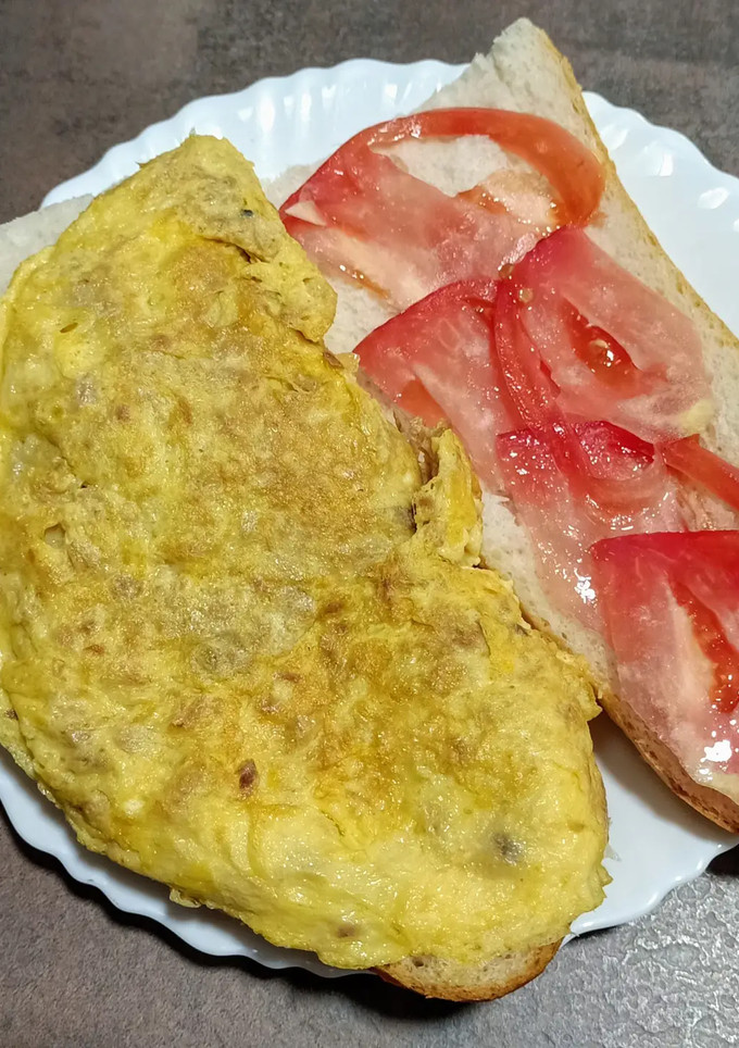 Una foto de Tortilla francesa de atún en bocadillo