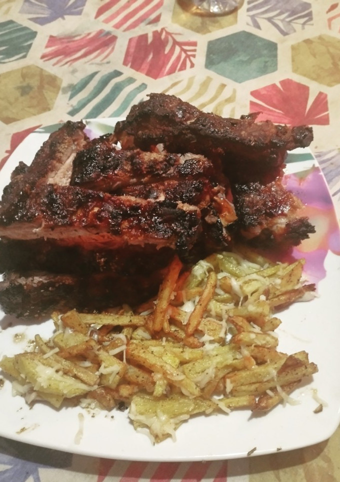 Una foto de Costillar al horno picante 🌶️ y patatas caseras