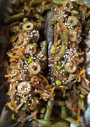 Una foto de Berenjenas rellenas con espinaca y salsa de verduras