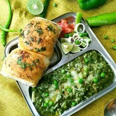 A picture of Hariyali pav bhaji.