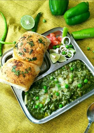 A picture of Hariyali pav bhaji.