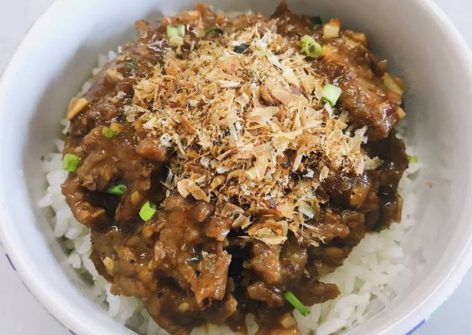 Langkah Mudah untuk Menyiapkan Mongolian Beef with Katsuboshi Topping (Chinese &amp; Japanese fusion) Anti Gagal