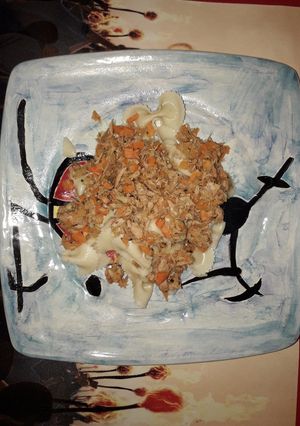 Una foto de Fideos Moños con Salteado de Cebolla, Zanahoria y Atún