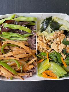 ［蔬食便當］黑胡椒洋蔥杏鮑菇 的食譜成品照片
