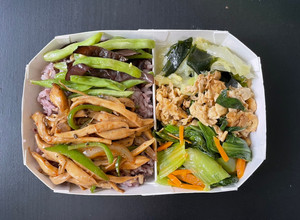 ［蔬食便當］黑胡椒洋蔥杏鮑菇 的食譜成品照片