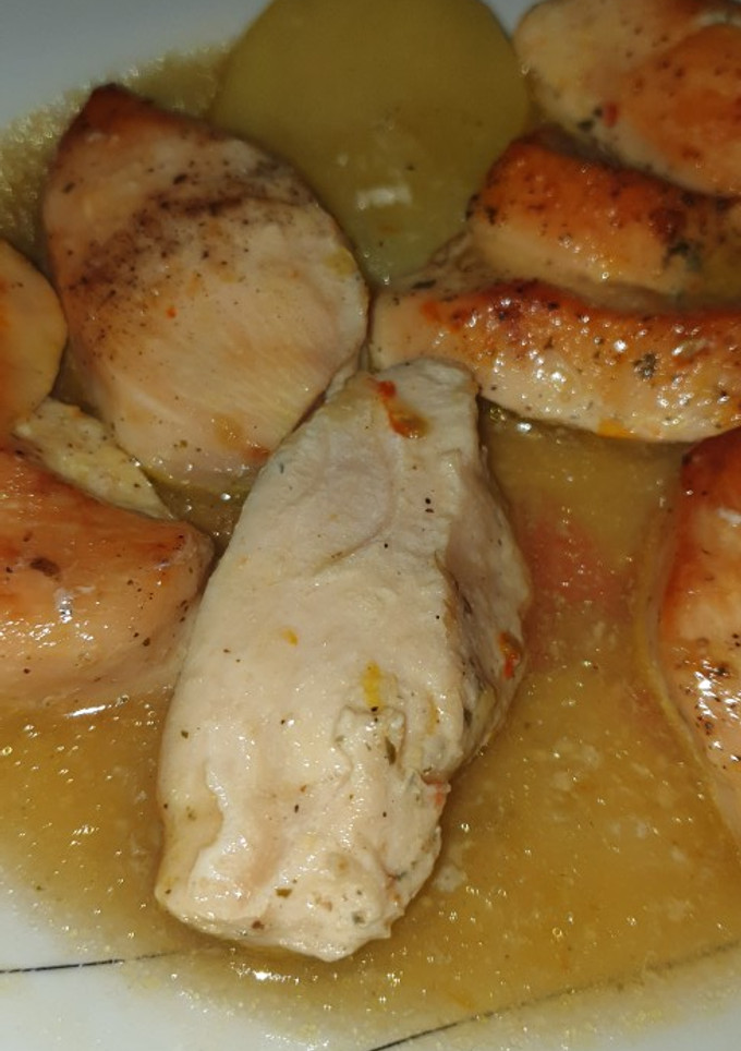 Una foto de Pechuga de pollo al horno con patatas