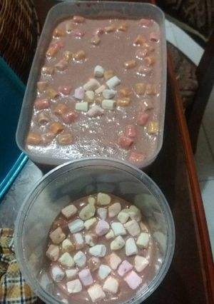 A picture of Homemade rockyroad icecream.