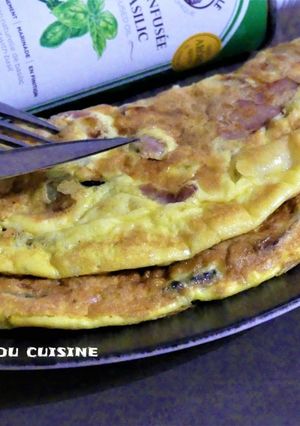 Une photo de Omelette oignons, champignons, allumettes de bacon