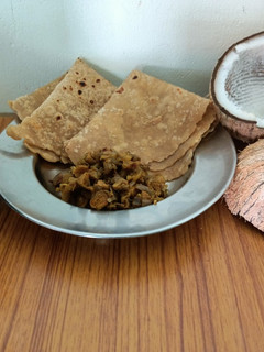 தேங்காய்ப்பால் சப்பாத்தி வைத்து சோயா கறி(Thenkaaipaal chapathi with soya curry recipe in tamil) செய்முறை முக்கிய புகைப்படம்