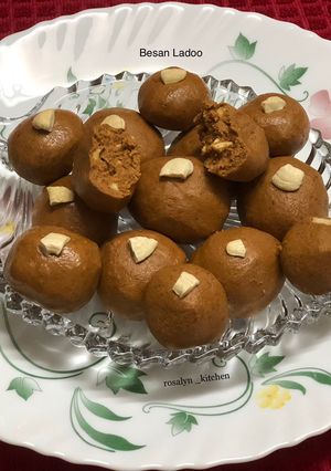 A picture of Besan Ladoo.