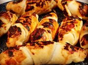 Una foto de croissants de queso