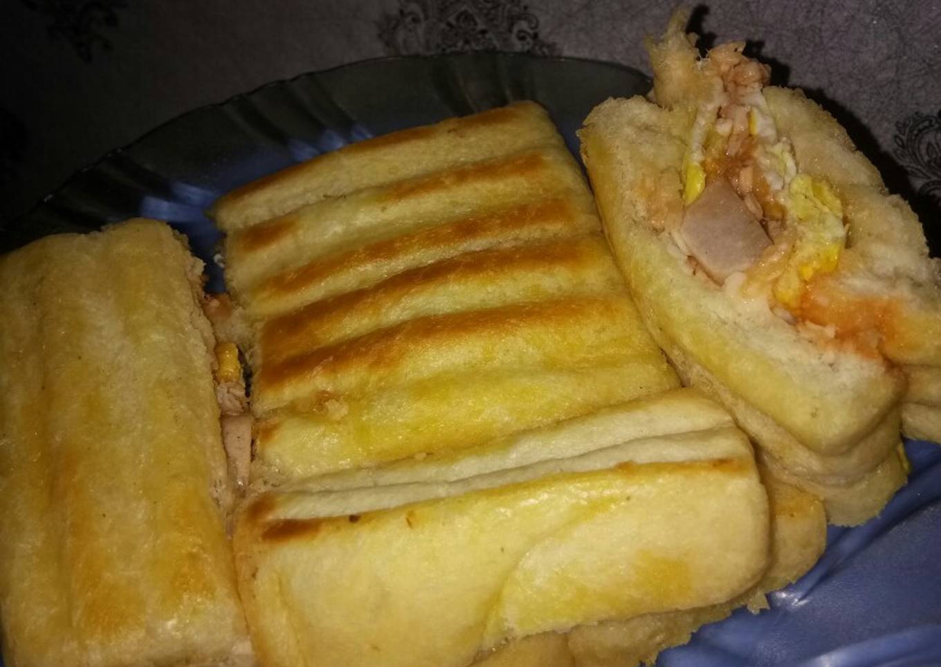 Burger roti bakar