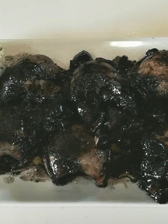 Una foto de Sepias en su tinta al ajillo