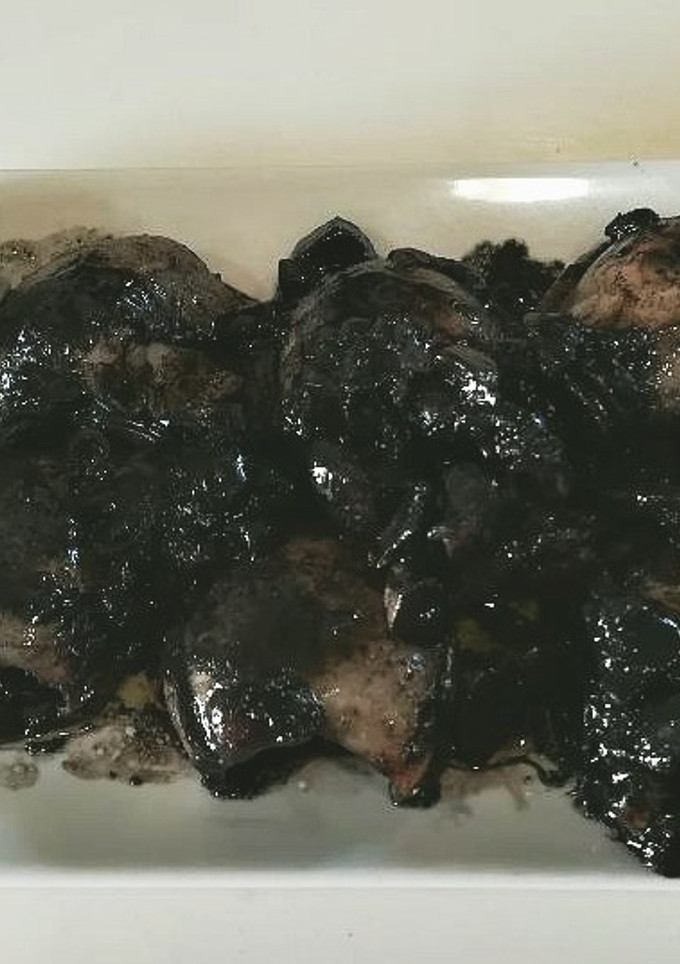 Una foto de Sepias en su tinta al ajillo
