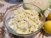 Una foto di insalata allo yogurt