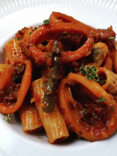 Una foto de Tortiglioni a la marinera con calamares y espárragos