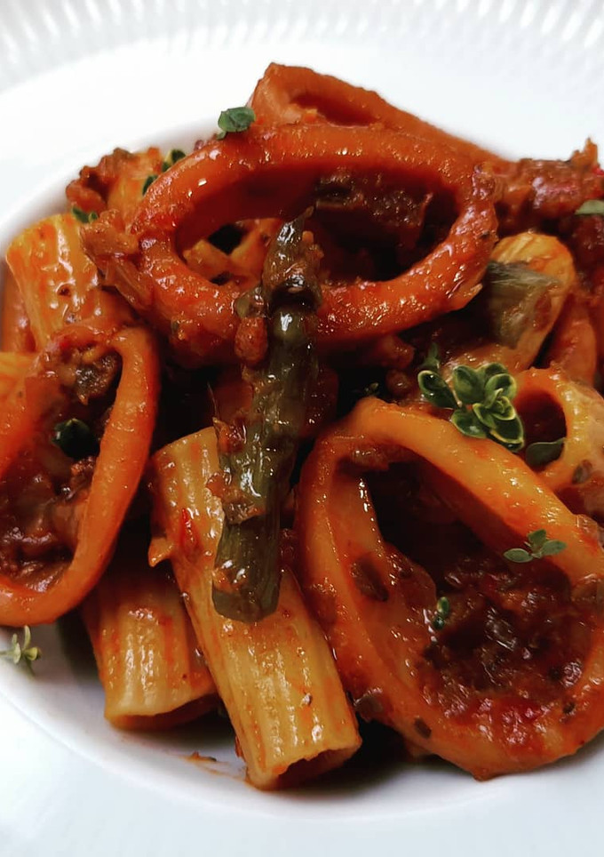 Una foto de Tortiglioni a la marinera con calamares y espárragos