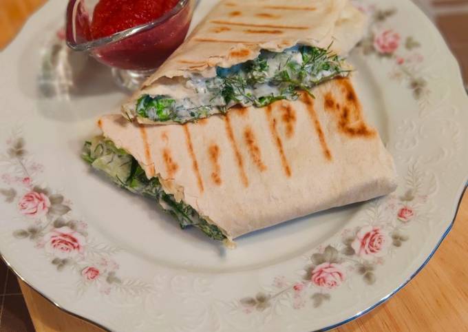 Зелёный салат в лаваше