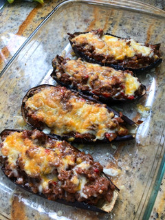 Una foto de Berenjenas rellenas de carne 🍆