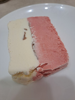 Una foto de Tarta helada de fresa y nata
