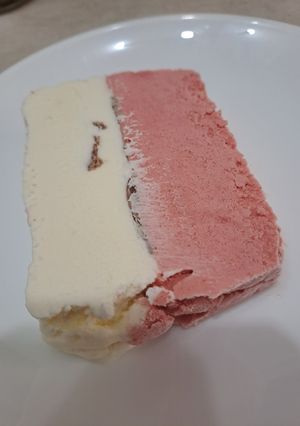 Una foto de Tarta helada de fresa y nata