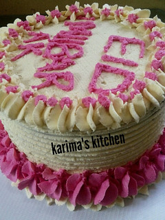 A picture of Vanilla Birthday cake.