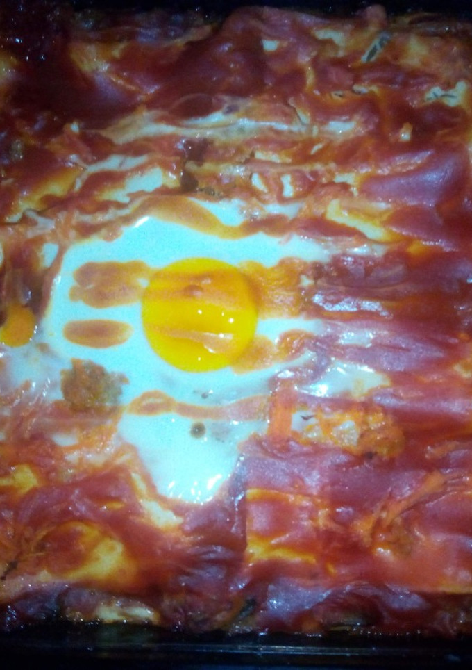 Una foto de Lasaña mixta con huevo estrellado