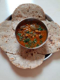 डाळ वांगा (dal vanga recipe in marathi) रेसिपी चे मुख्य फोटो