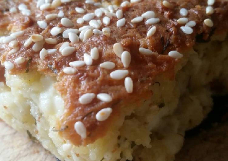 Feta-Käse-Kuchen mit Joghurt und Sesam