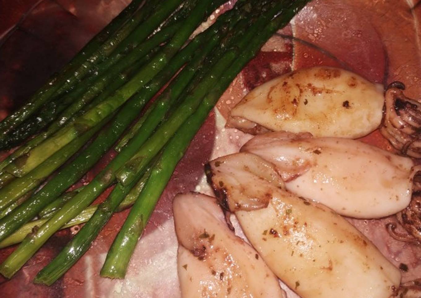 Chipirones a la plancha con espárragos