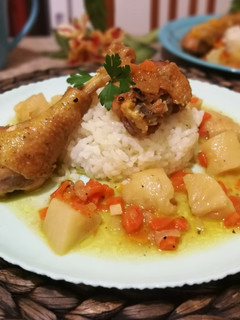 Una foto de Guiso de gallo campero con nabos al limón