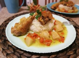 Una foto de Guiso de gallo campero con nabos al limón