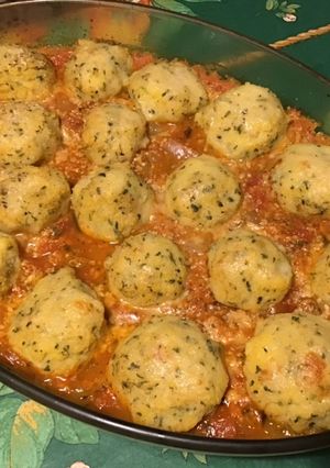 Une photo de Boulettes de polenta au persil, jambon et parmesan sauce tomates et carottes