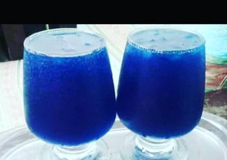 Blue Hawaiian cocktail