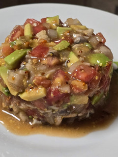 Una foto de Tartar de tomates y boquerones en vinagre