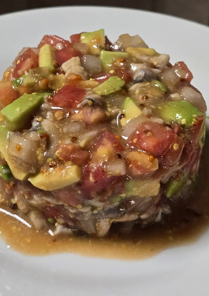 Una foto de Tartar de tomates y boquerones en vinagre