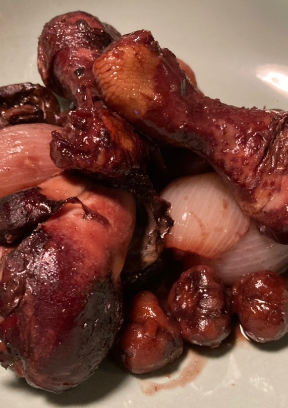 Una foto de Coq au vin aux marrons (Pollo al vino con castañas)