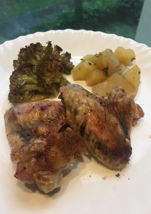 Sült csirkeszárny zöldségágyon🥔🧅🥦 recept fotója